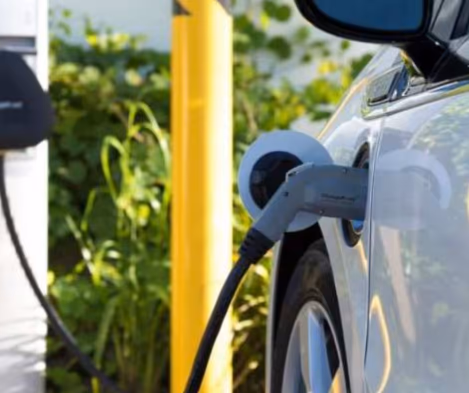 Voiture électrique en charge à une borne.