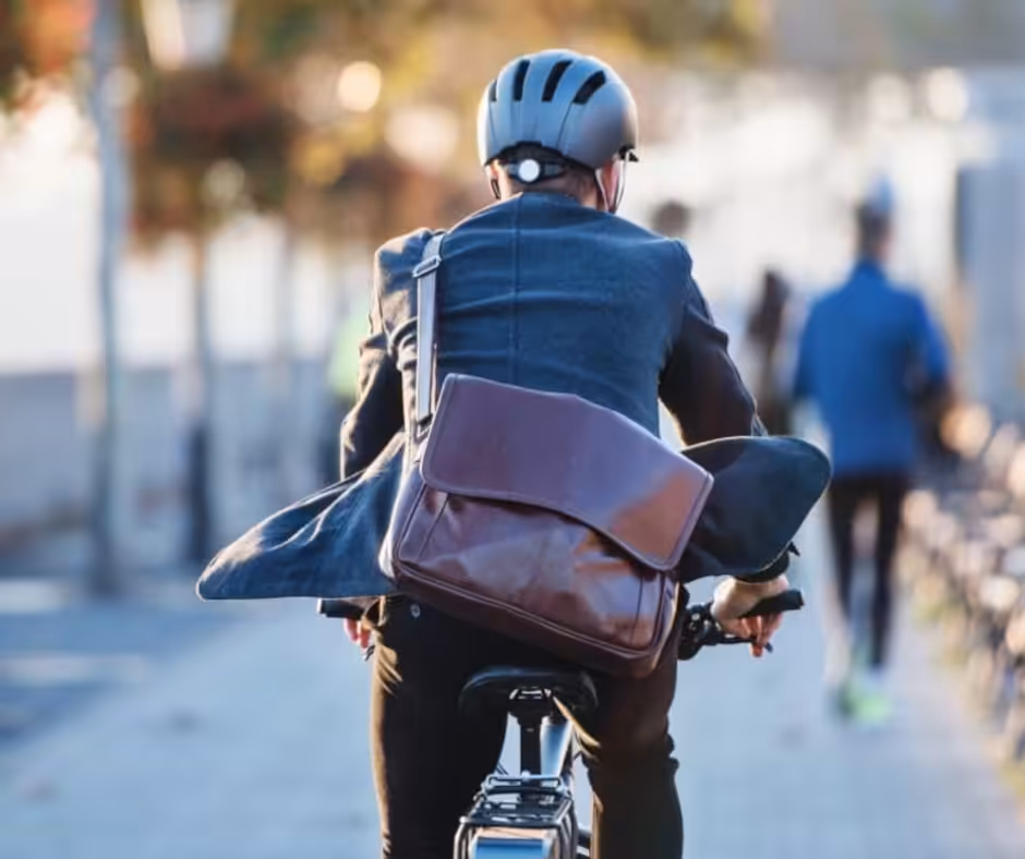 cycliste dans la rue 