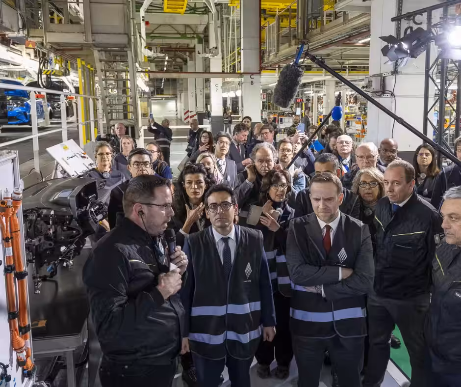 conférence de presse dans une usine