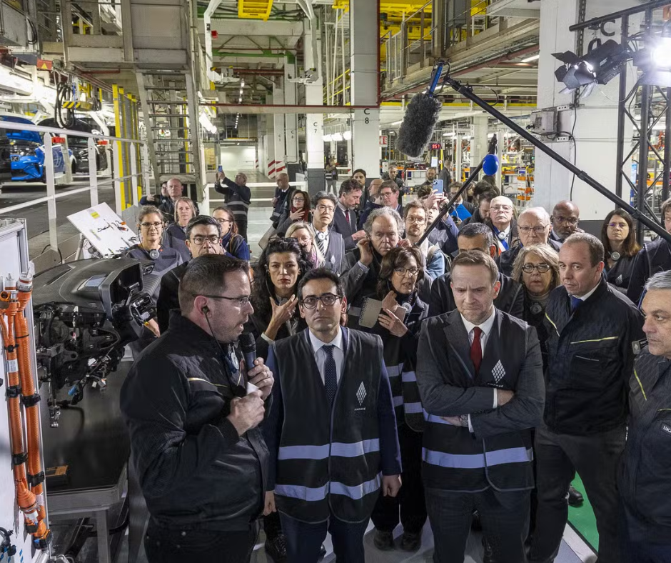 conférence de presse dans une usine