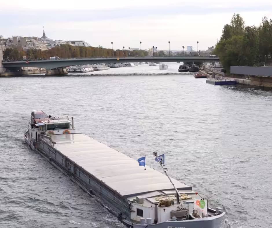 bateau sur la seine