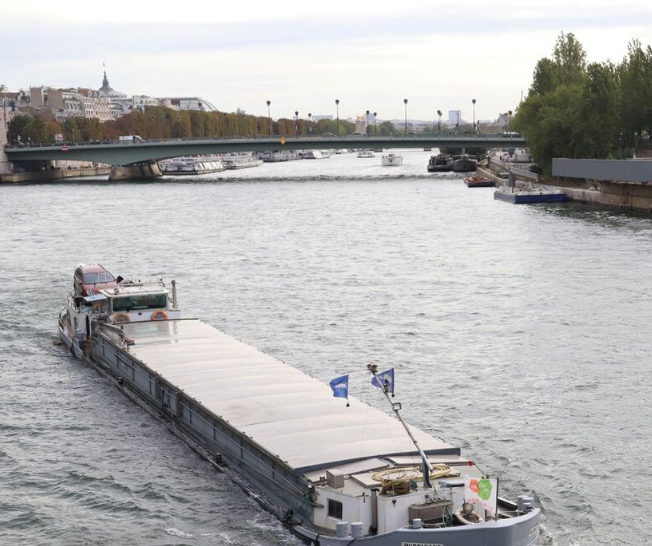 bateau sur la seine