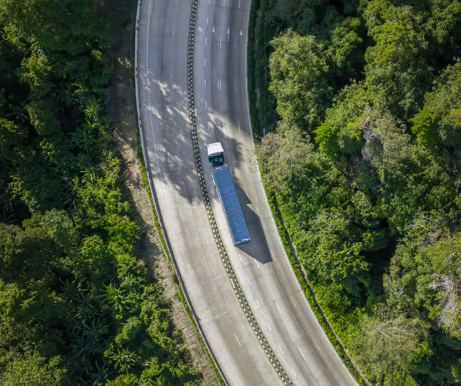 camion sur une route 