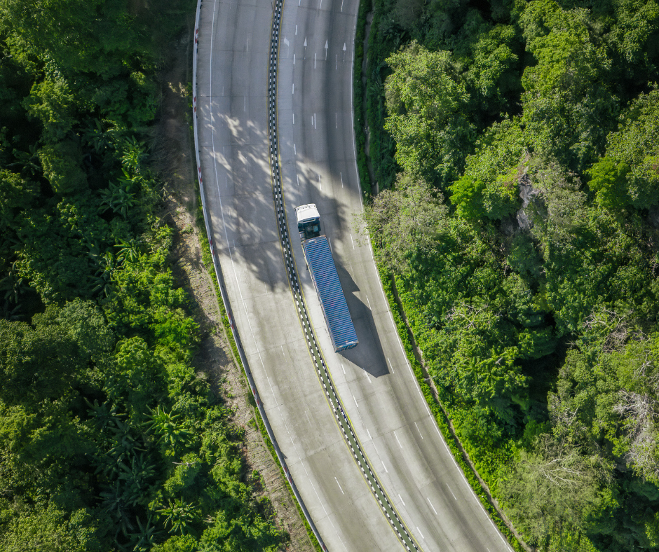 camion sur une route