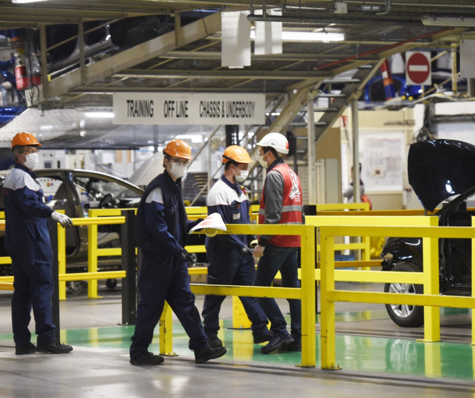 ouvriers dans une usine