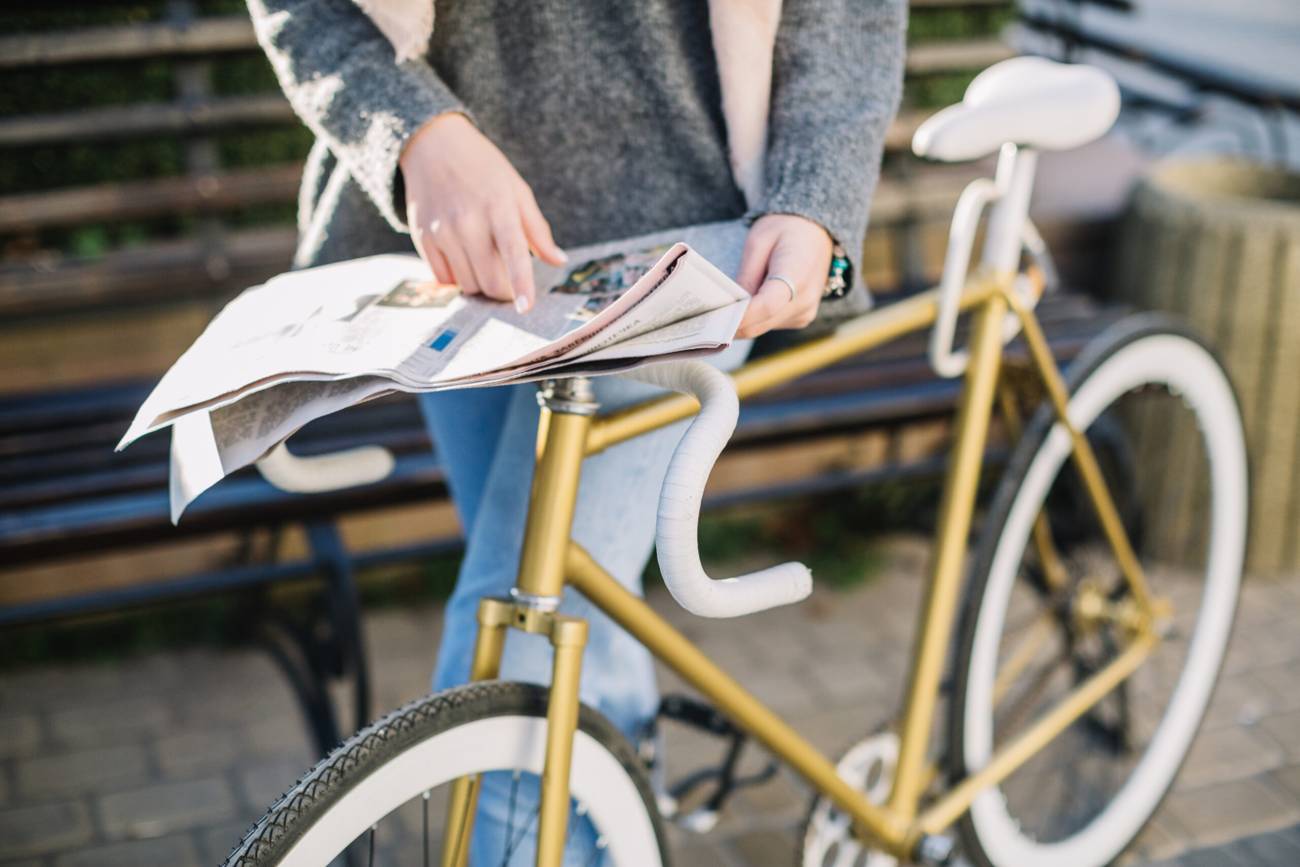 un cycliste qui regarde le journal