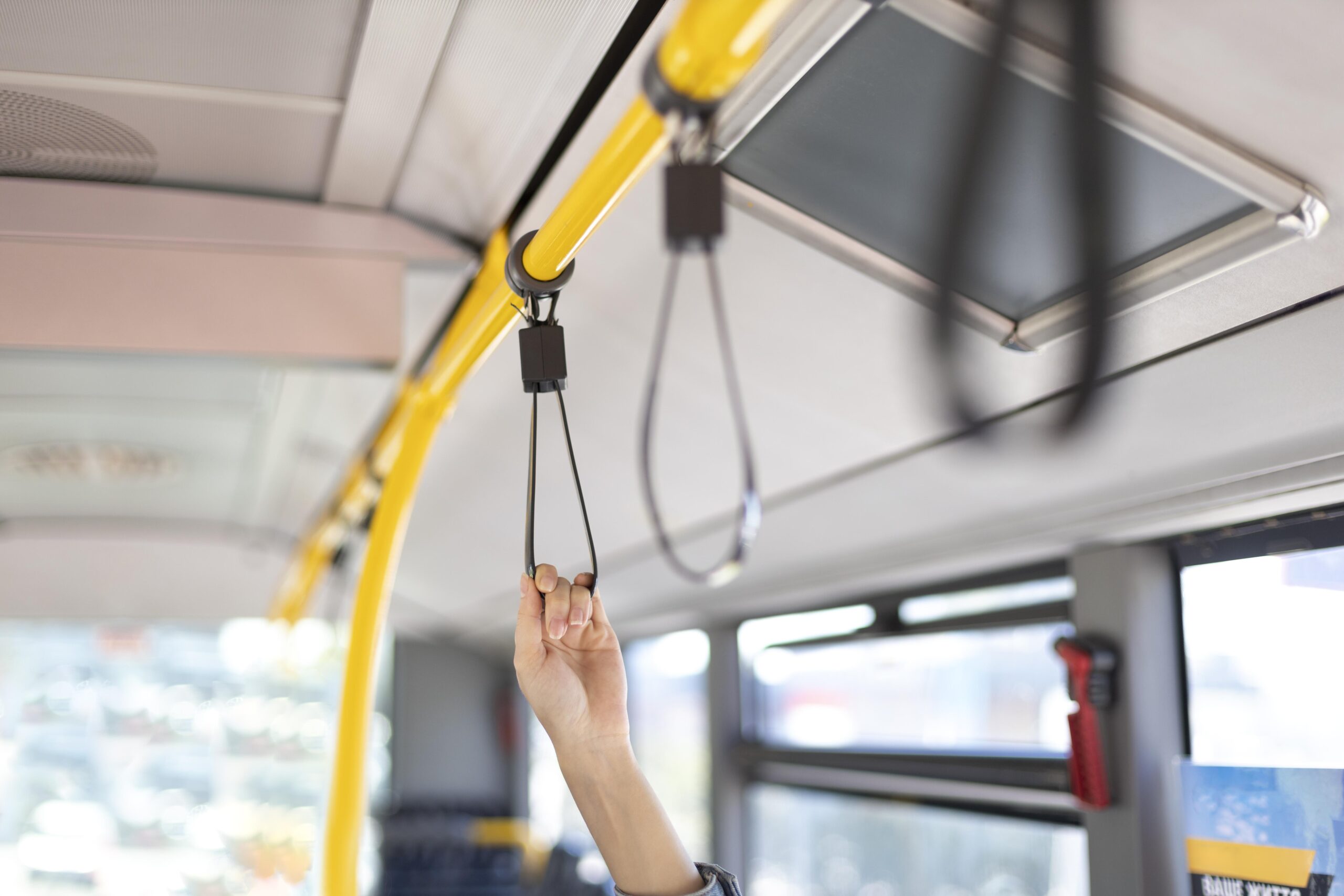 main dans un bus