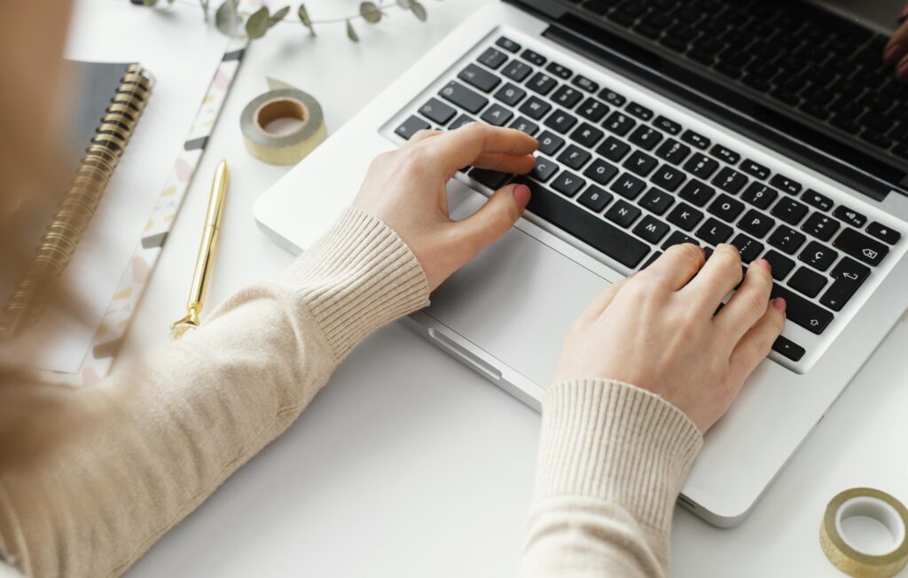 une personne qui écrit un communiqué de presse