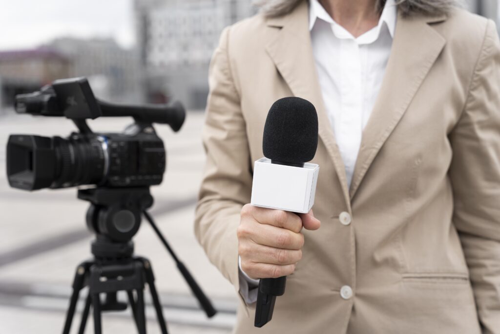 journaliste avec un micro et une caméra