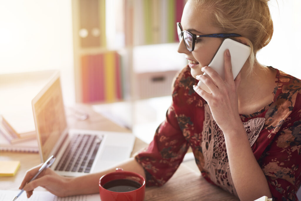 un femme au téléphone dans un bureau