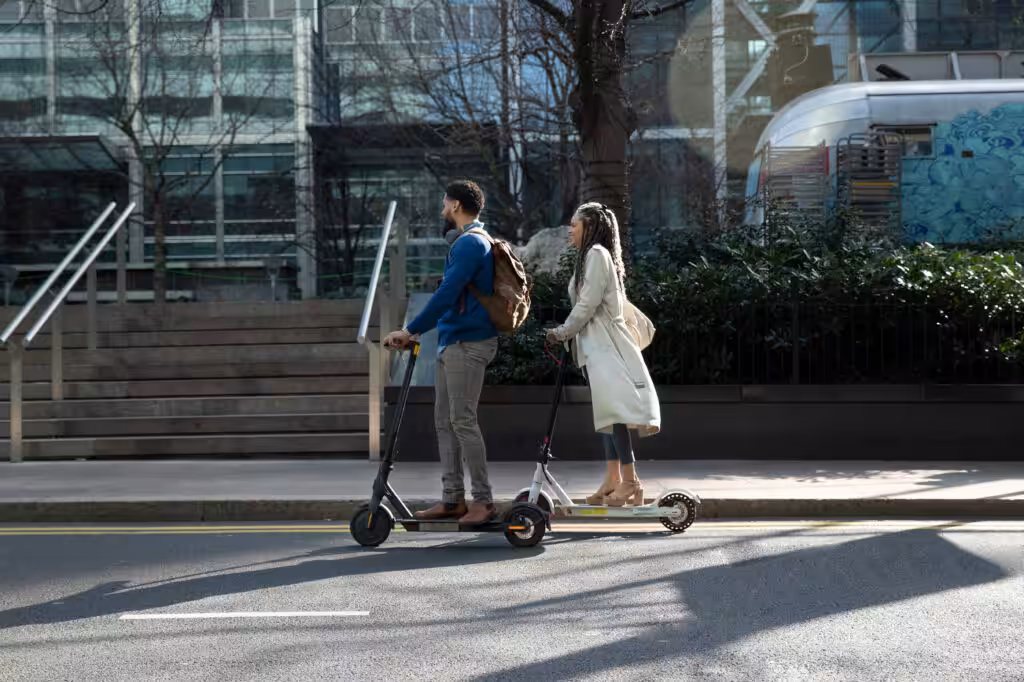deux personnes en trottinettes