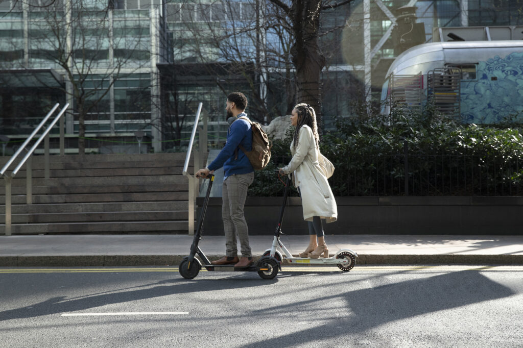 deux personnes en trottinettes