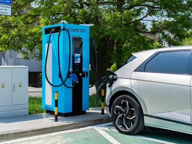 voiture avec borne de recharge