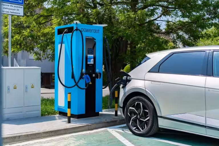 voiture avec borne de recharge