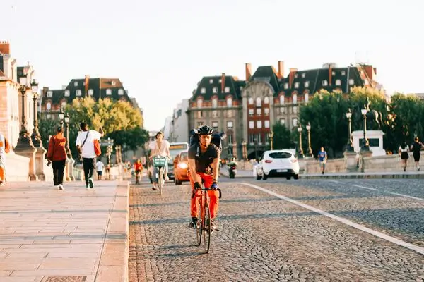 un cycliste sur une piste cyclable