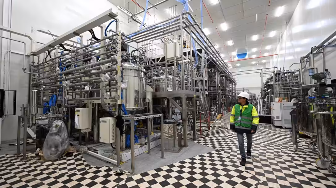 une personne dans une usine