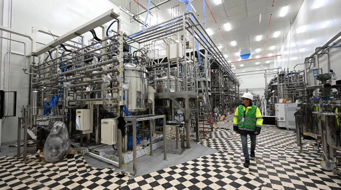 une personne dans une usine