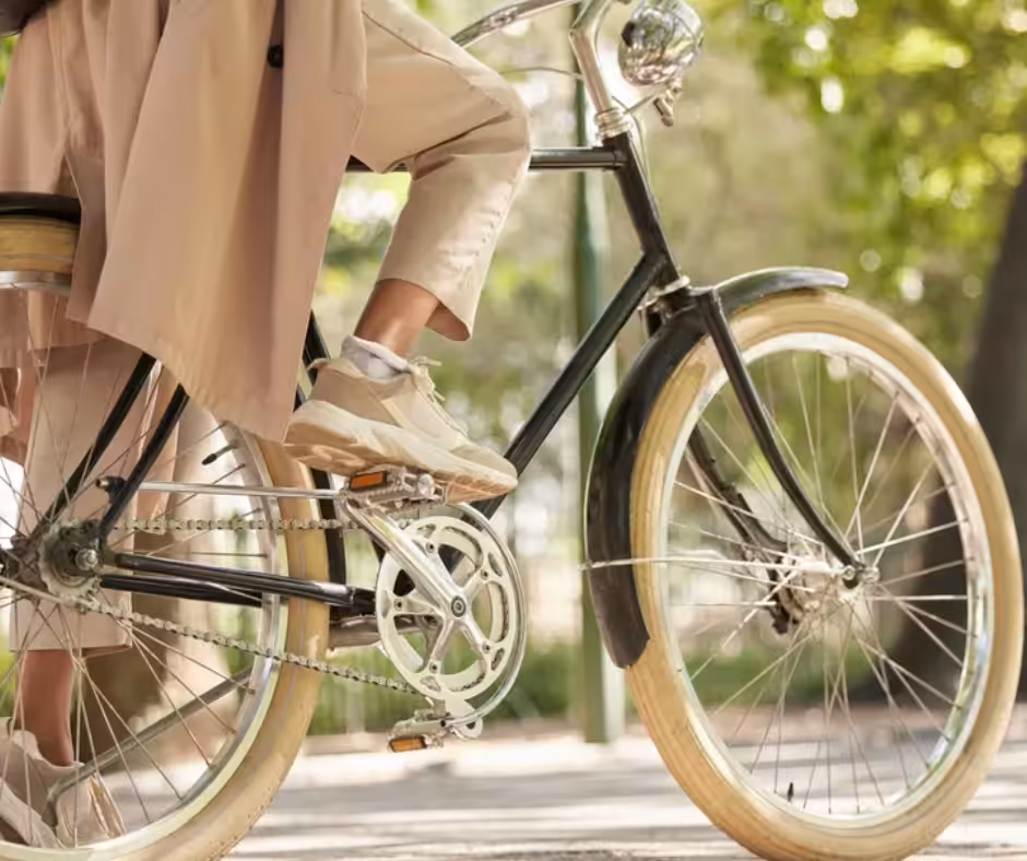 une personne a vélo