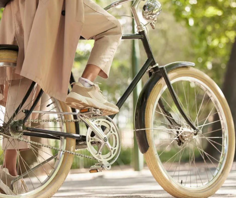 une personne a vélo