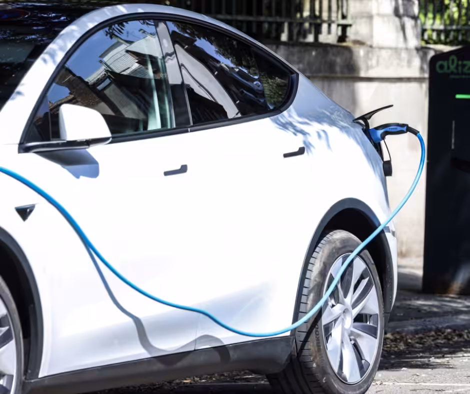 voiture qui recharge