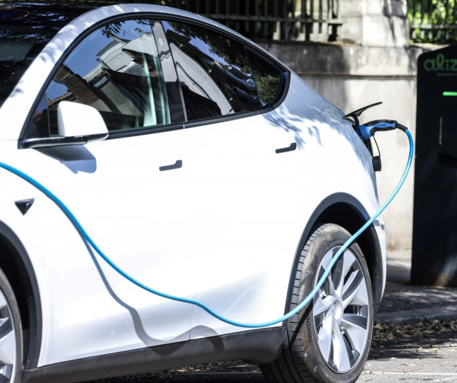 voiture qui recharge