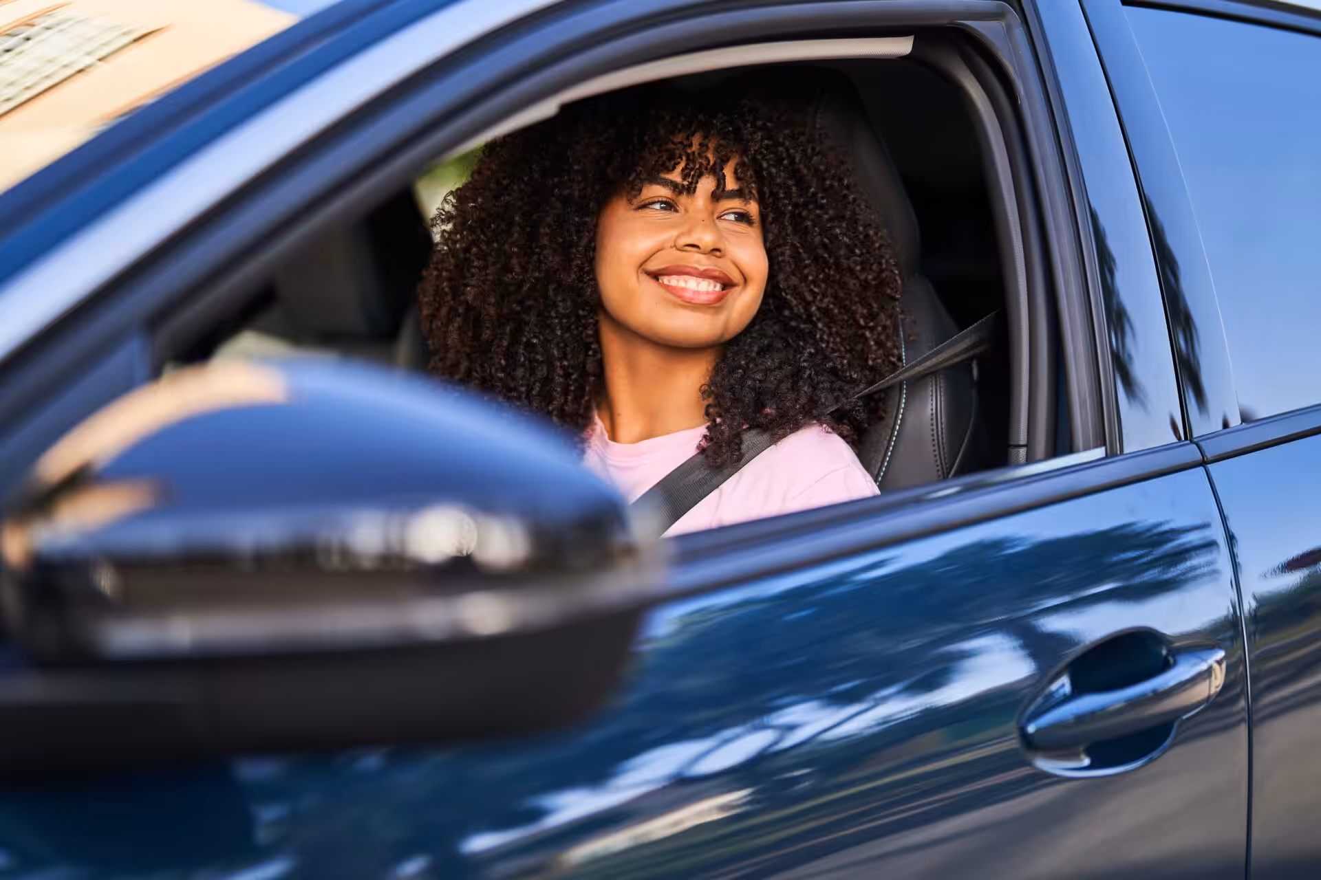 femme qui sourit en voiture