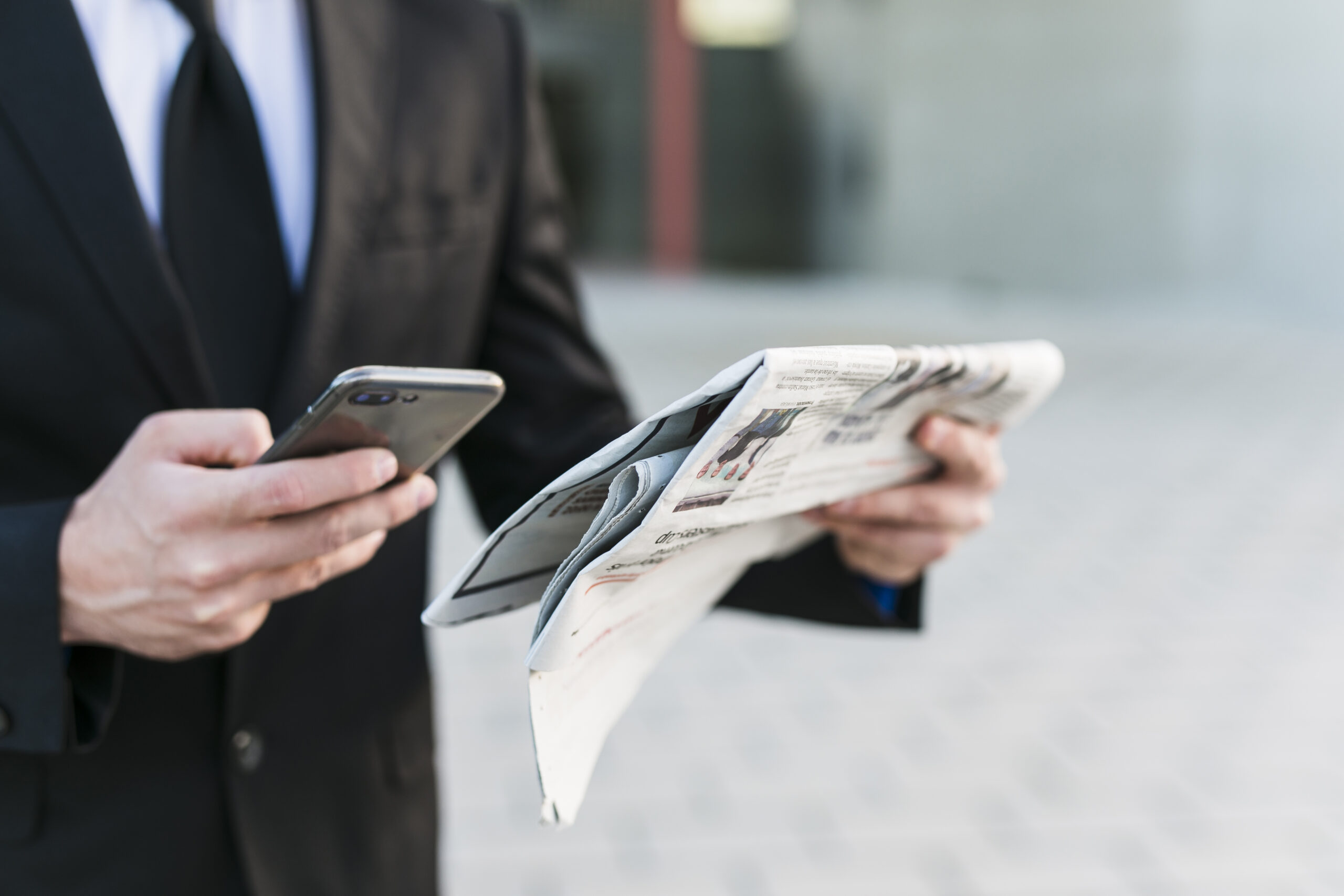 un homme avec le journal dans la main