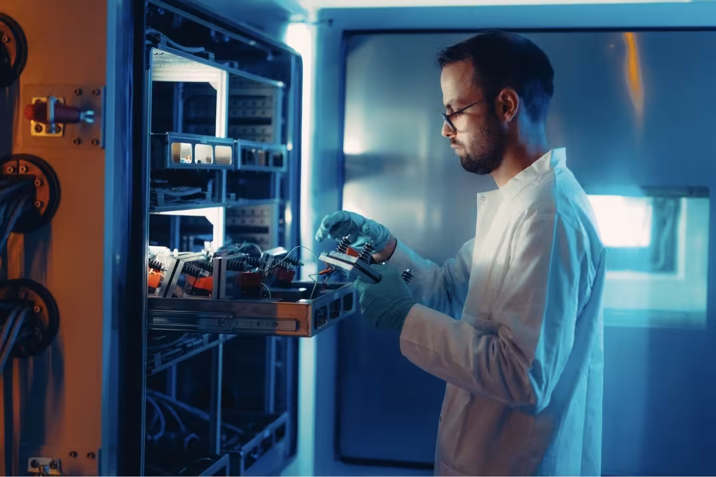 Technicien travaillant sur des équipements.