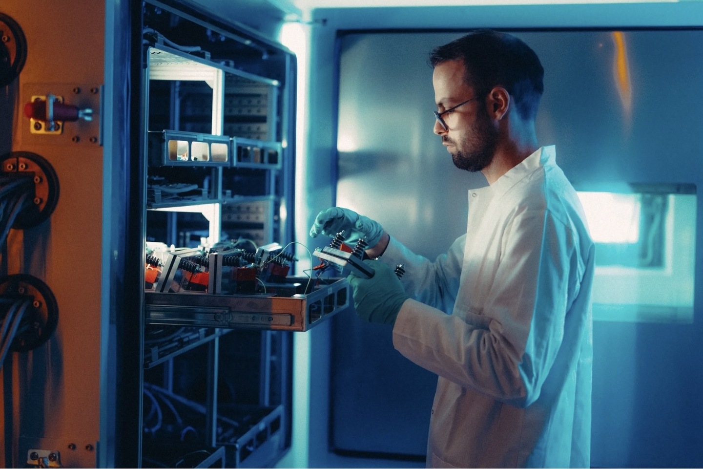 Technicien travaillant sur des équipements.