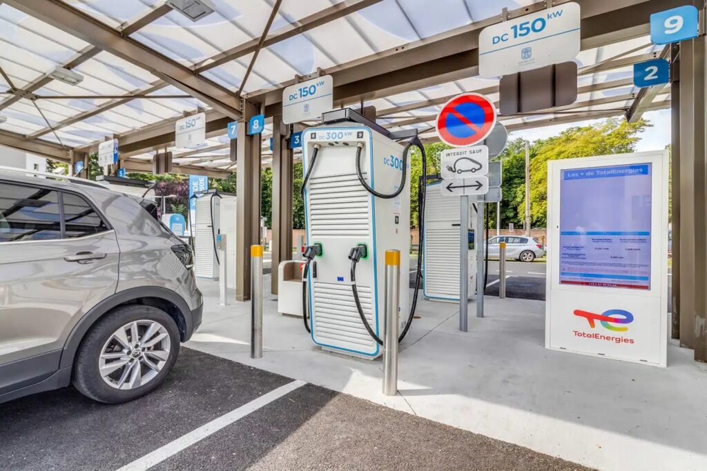 Station de recharge pour véhicules électriques