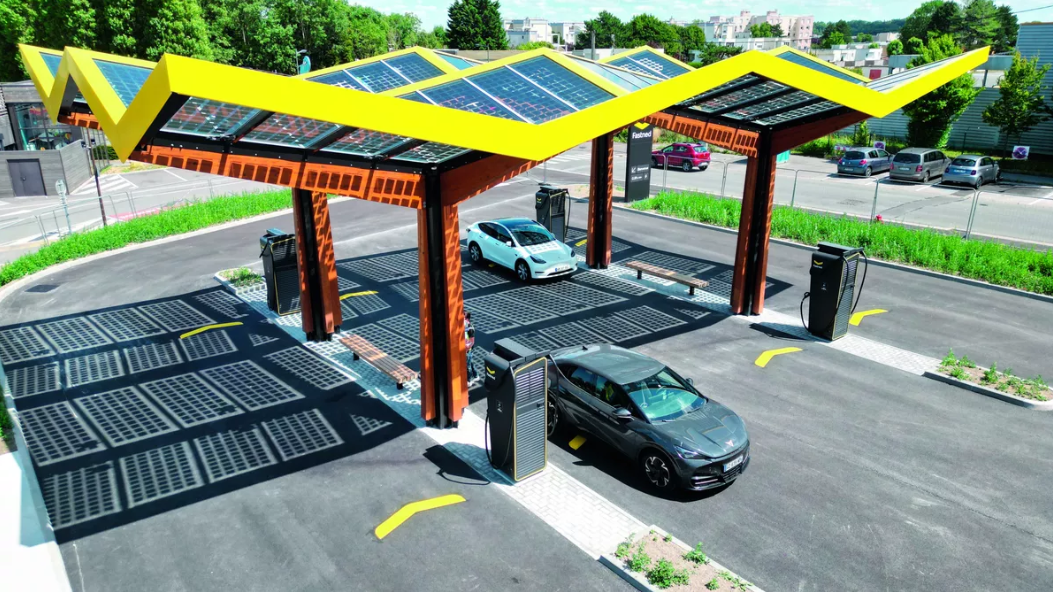 Station de recharge solaire pour voitures