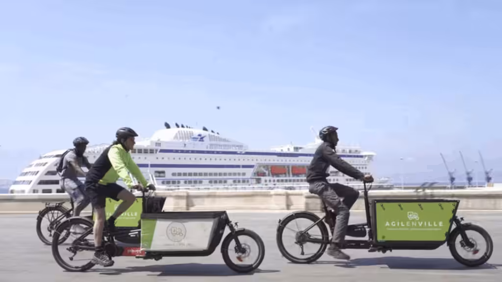 Trois cyclistes avec des vélos cargo.