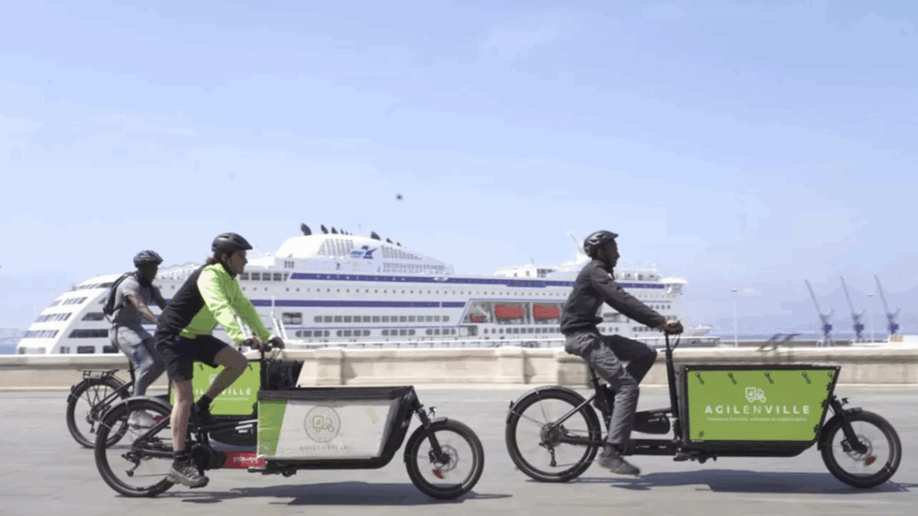 Trois cyclistes avec des vélos cargo.