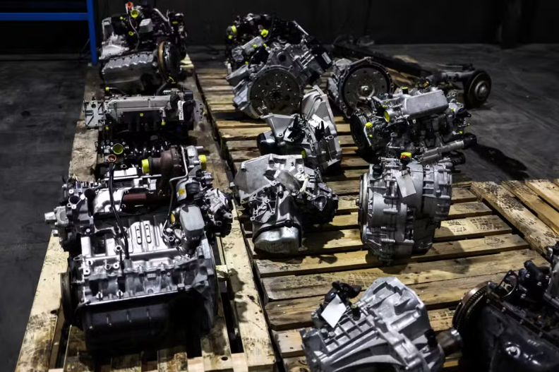 Moteurs automobiles sur des palettes en bois