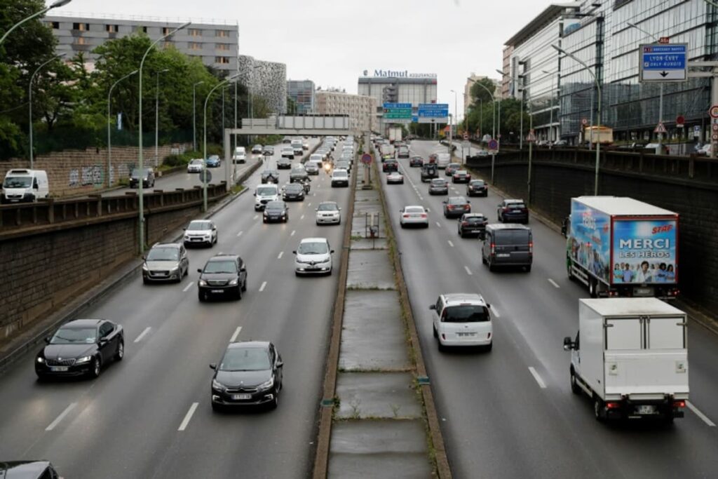 Circulation dense sur une autoroute urbaine.