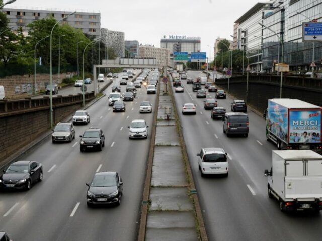 Circulation dense sur une autoroute urbaine.