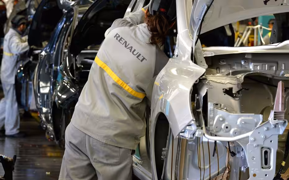 mobilité décarbonée 
un ouvrier dans une usine renault