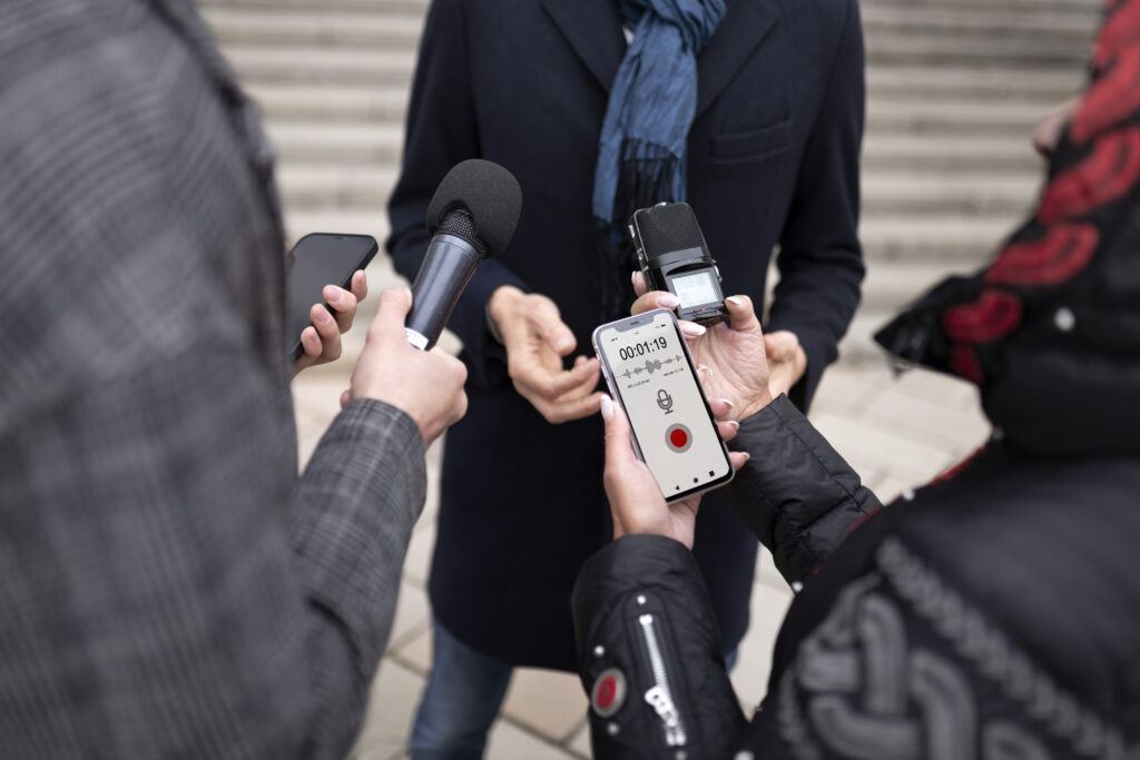 Interview avec plusieurs journalistes présents.