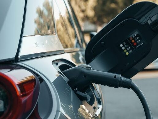 une voiture qui charge 