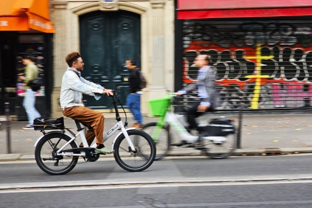 Un homme sur un vélo électrique.