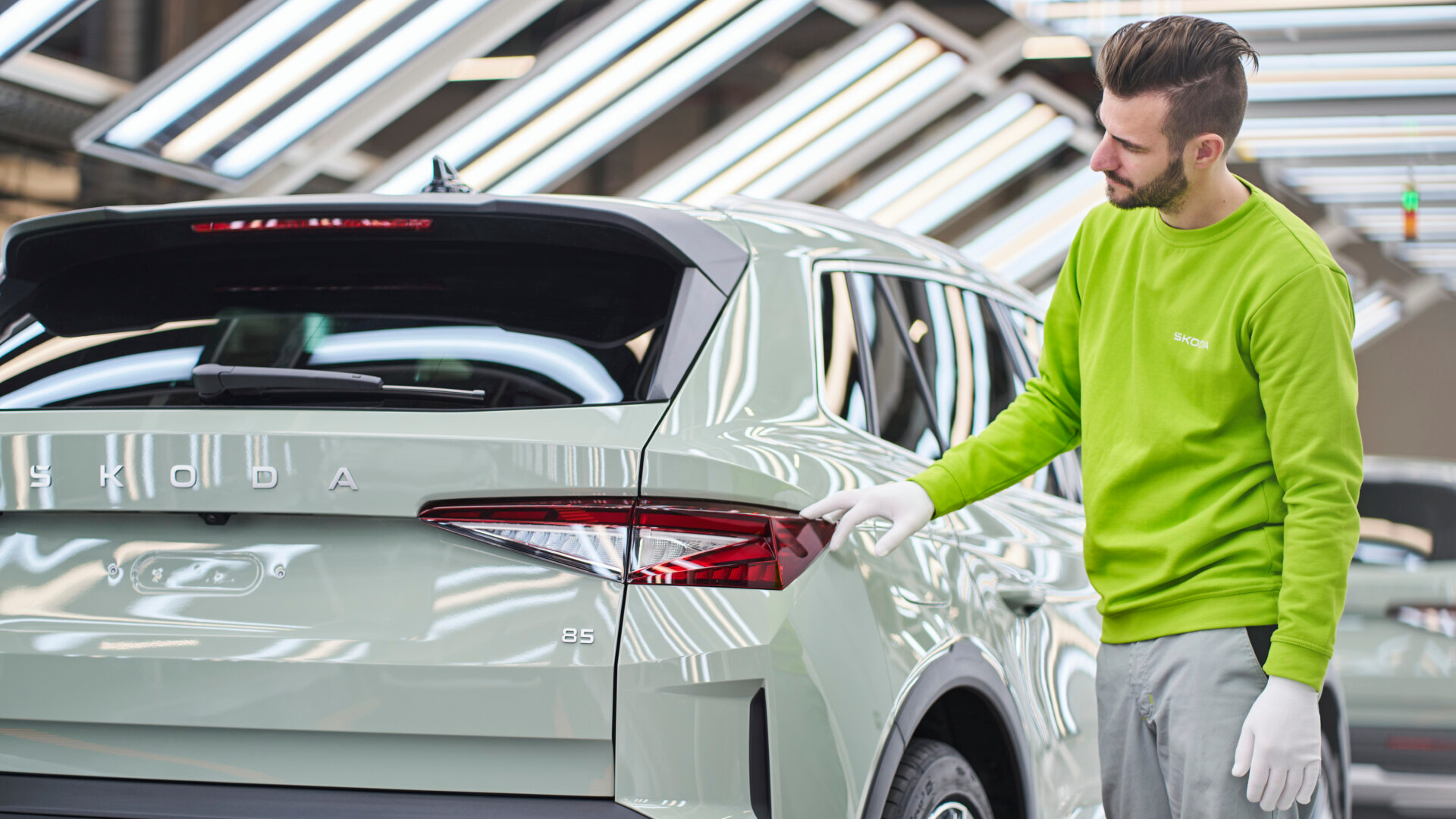 voiture et technicien skoda