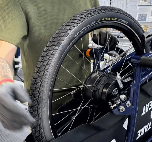 un mécanicien qui répare un vélo