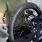 un mécanicien qui répare un vélo