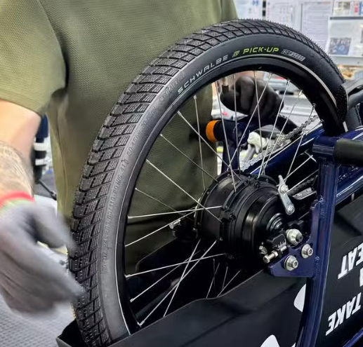 un mécanicien qui répare un vélo