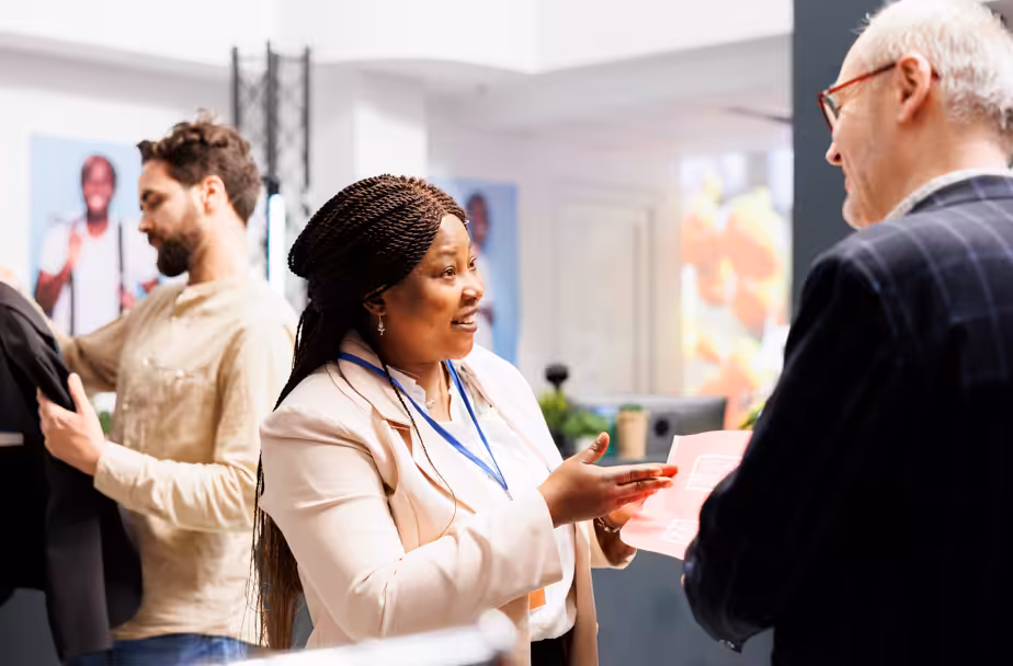 discussion sur le stand d'un salon professionnel 