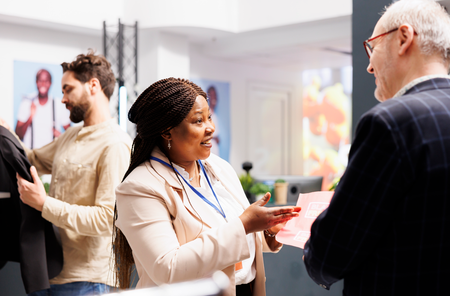 discussion sur le stand d'un salon professionnel