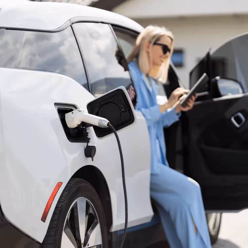 une femme recharge sa voiture 