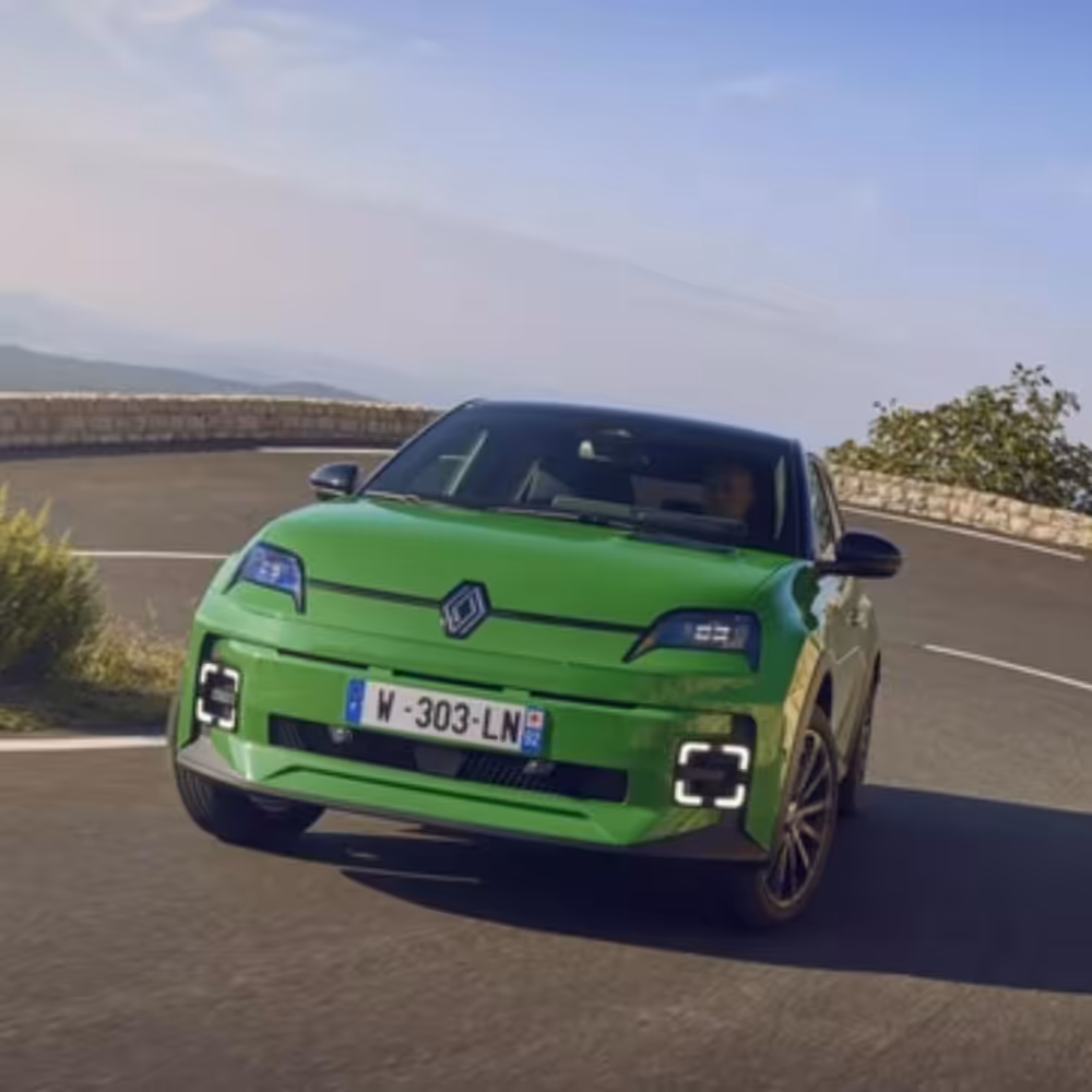 voiture électrique sur la route 