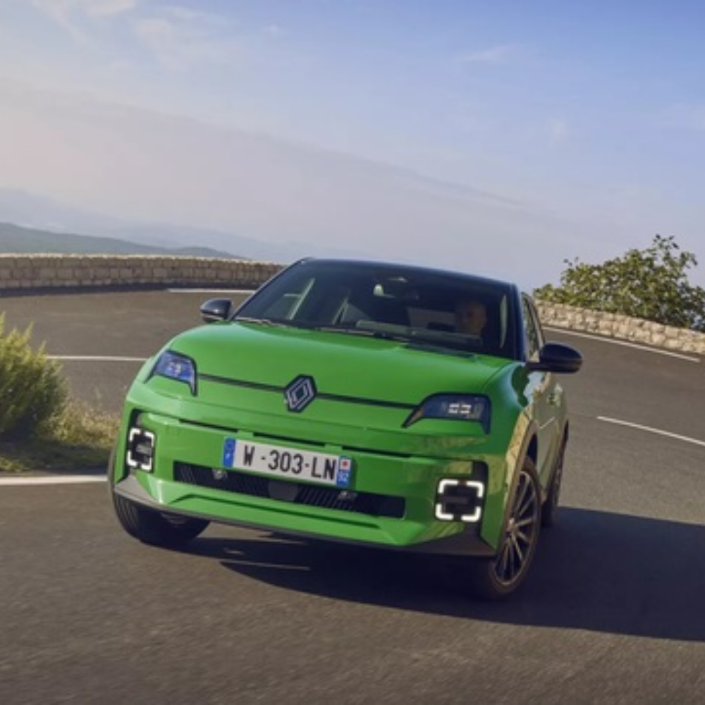 voiture électrique sur la route 