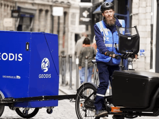 Livreur sur un vélo cargo